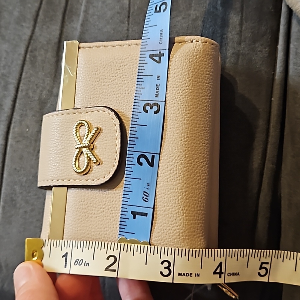 Chic Womens Beige Vegan Leather Wallet Gold Bow Button Clasp Zipper Pouch NWT - Picture 8 of 9